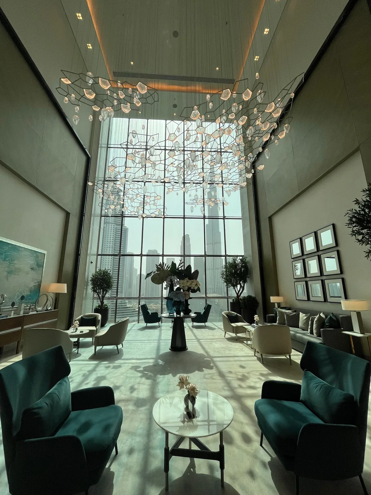 Interior contemporáneo en Dubai con vistas a la ciudad
